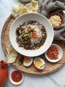 Rawon daging dengan nasi, telur asin, emping dan…